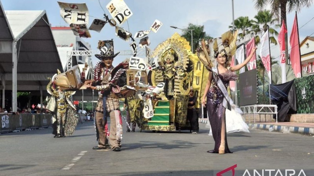 Jember Fashion Carnaval 2025 sukses digelar, menampilkan 10 defile memukau bertema 'EVOLUXION'. Simak detail kemegahan dan inovasi yang memecahkan rekor ini!