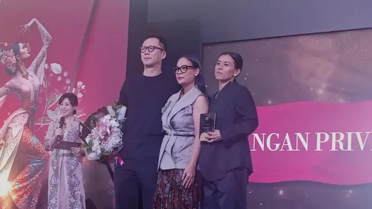 Tangan Prive menerima penghargaan Anugerah Rupa Tenun Nusantara di Acara Parade Wastra Nusantara di Kota Kasablanka, Sabtu (9/8). (Foto: Liputan6.com/Vindy Therecia)