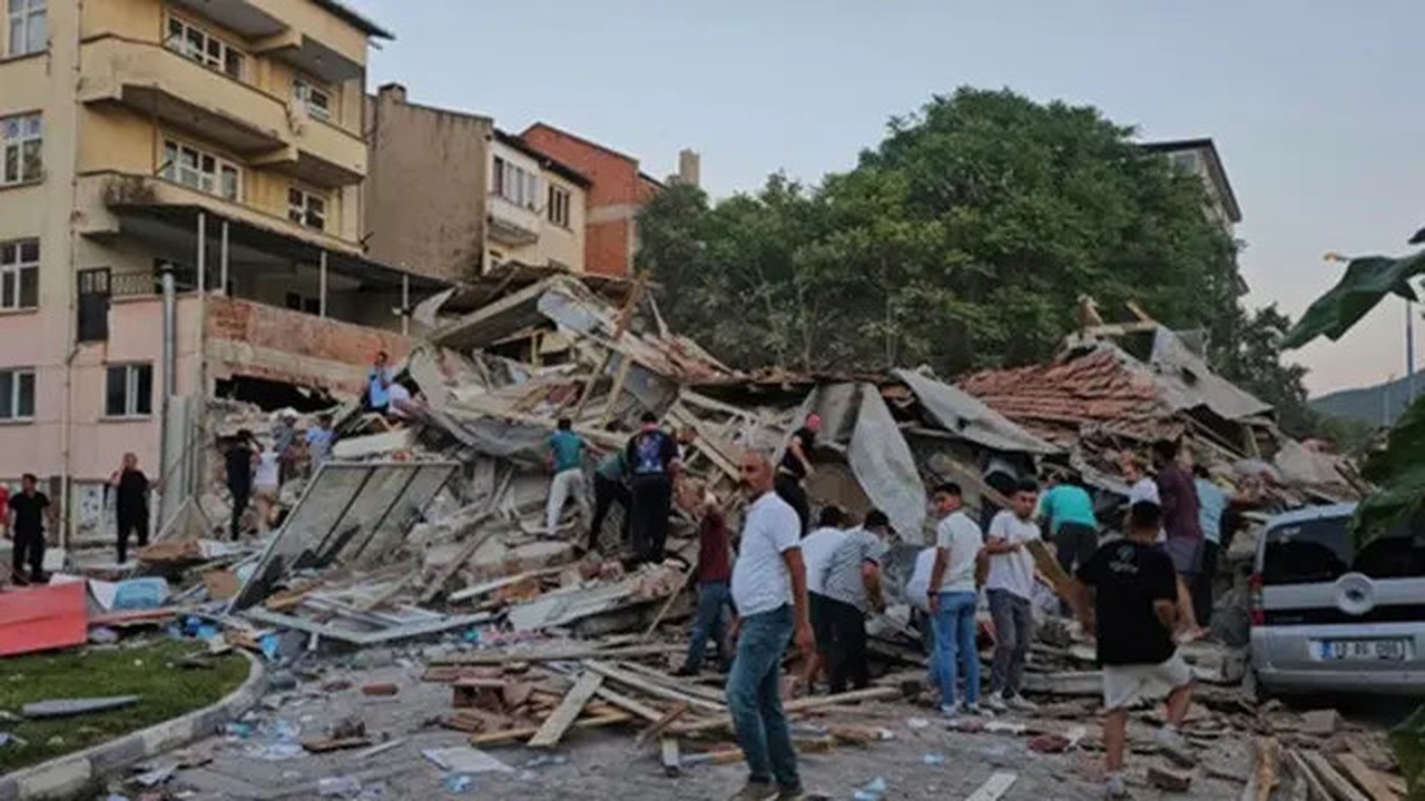 Orang-orang membersihkan puing-puing bangunan yang runtuh setelah gempa bumi di Sindirgi, Provinsi Balikesir, Turki, Minggu (10/8/2025). (Dok. Bahadir Demirceviren/IHA via AP)