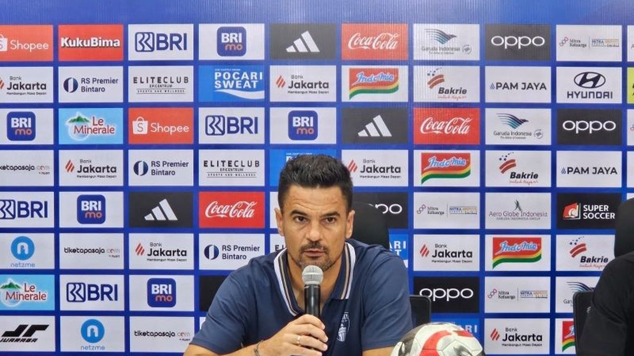 Pelatih Persita, Carlos Pena, kembali menyoroti Kualitas Rumput JIS setelah timnya kalah telak dari Persija. Mengapa kondisi lapangan ini terus menjadi masalah?
