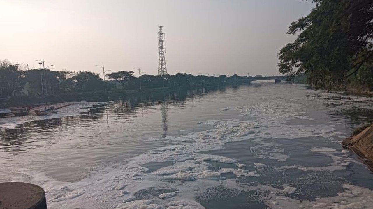 Pemprov DKI Jakarta akan menggelar simulasi penanggulangan busa di Pintu Air Wier 3 BKT pada 13 Agustus 2025, melibatkan jaring apung hingga cairan pengurai untuk mengatasi pencemaran.