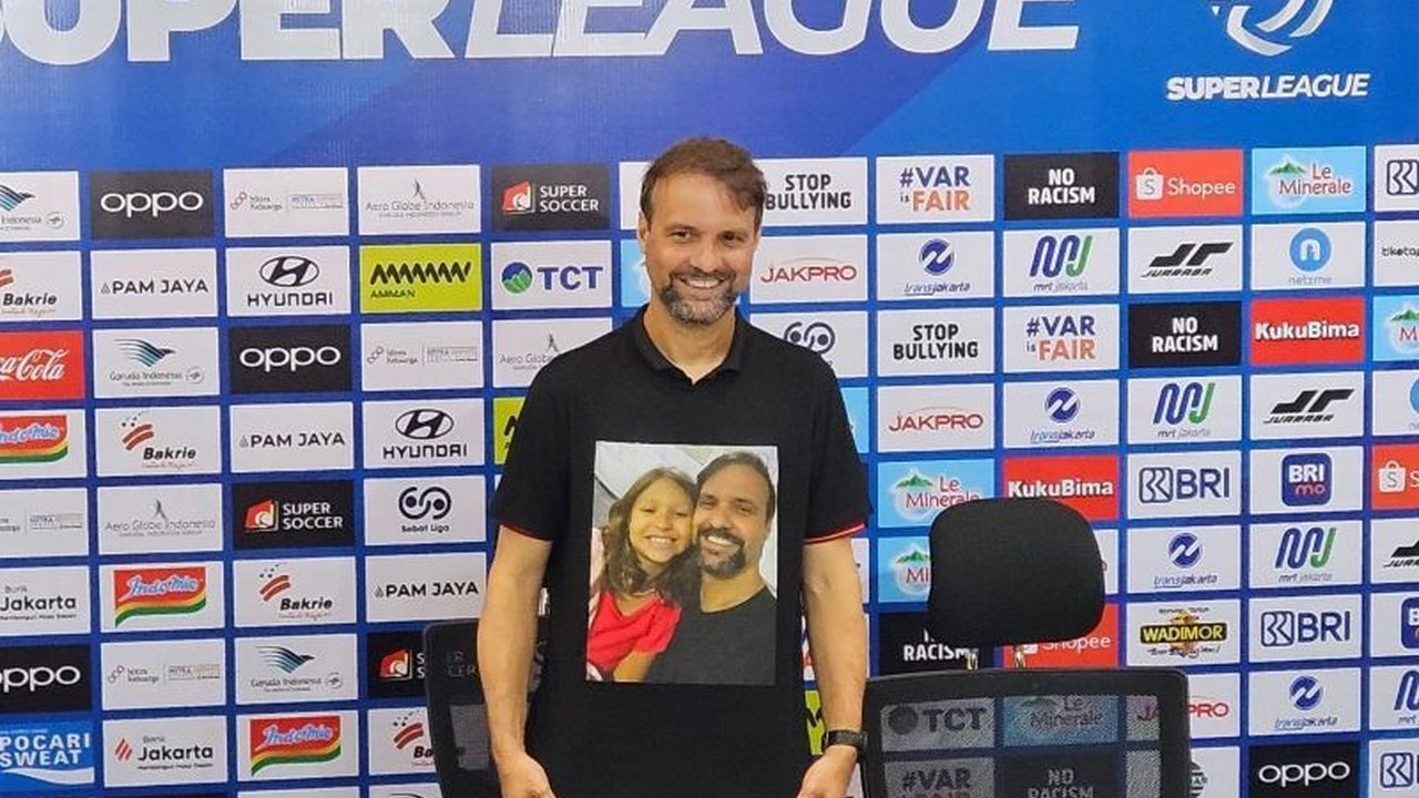 Pelatih Persija, Mauricio Souza, merayakan Hari Ayah di Brasil dengan kemenangan telak 4-0 atas Persita, sekaligus mengirim pesan haru untuk putrinya.