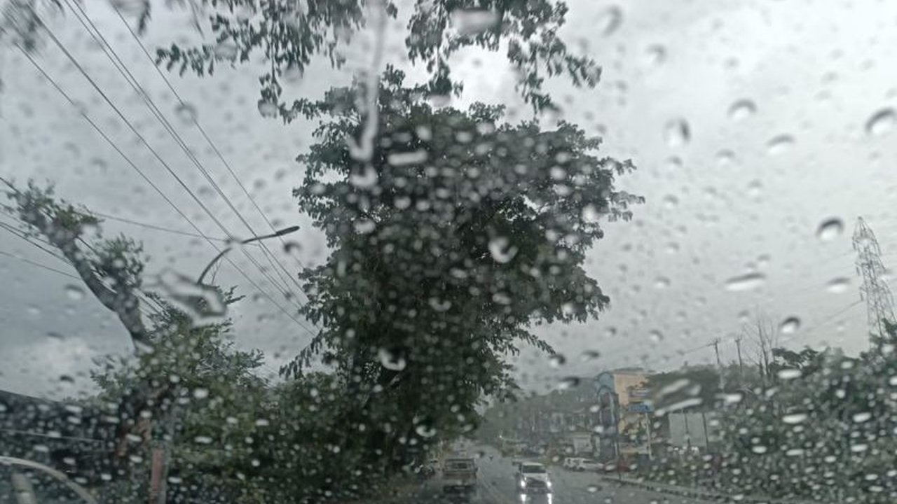 BMKG mengimbau masyarakat Sulawesi Utara untuk mewaspadai cuaca ekstrem berupa hujan lebat, kilat, angin kencang, dan potensi bencana hidrometeorologi hingga akhir Januari 2025.