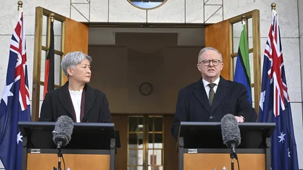 Perdana Menteri Australia Anthony Albanese (kanan) dan Menteri Luar Negeri Australia Penny Wong memberikan keterangan pers di Gedung Parlemen di Canberra, Australia, Senin (11/8/2025). (Do