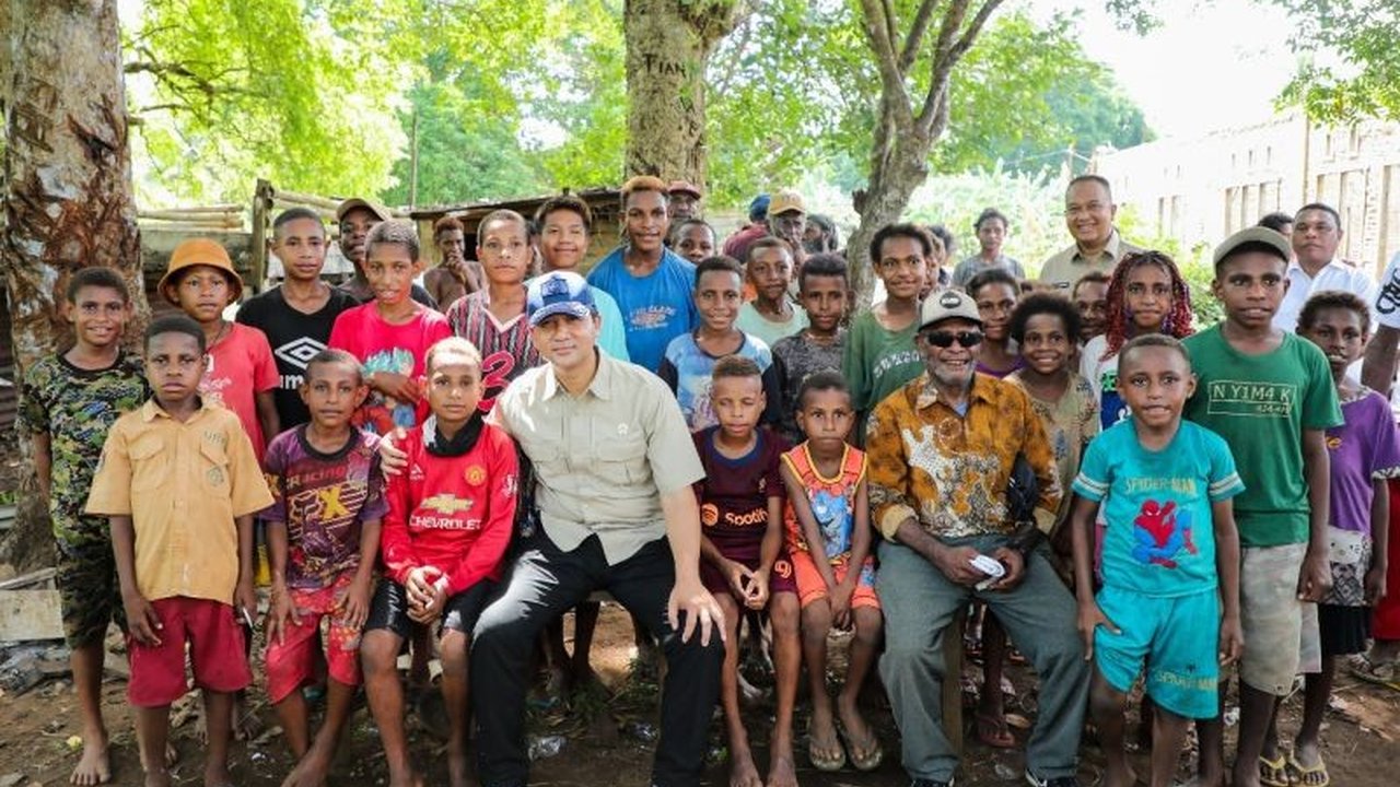 Kementerian Transmigrasi meluncurkan pilot project Sekolah Rakyat Transmigrasi berasrama gratis di Papua dan Sumba, bertujuan meningkatkan kualitas SDM di kawasan terpencil. Simak detail lengkapnya!