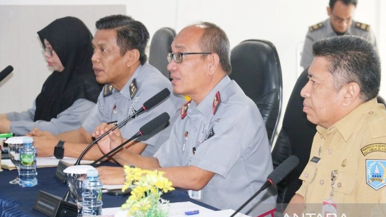 Kanwil Kemenkumham Kalsel memfasilitasi Harmonisasi Raperda HSS untuk dua rancangan peraturan daerah, memastikan produk hukum berkualitas dan selaras. Apa saja Raperda yang diharmonisasikan?