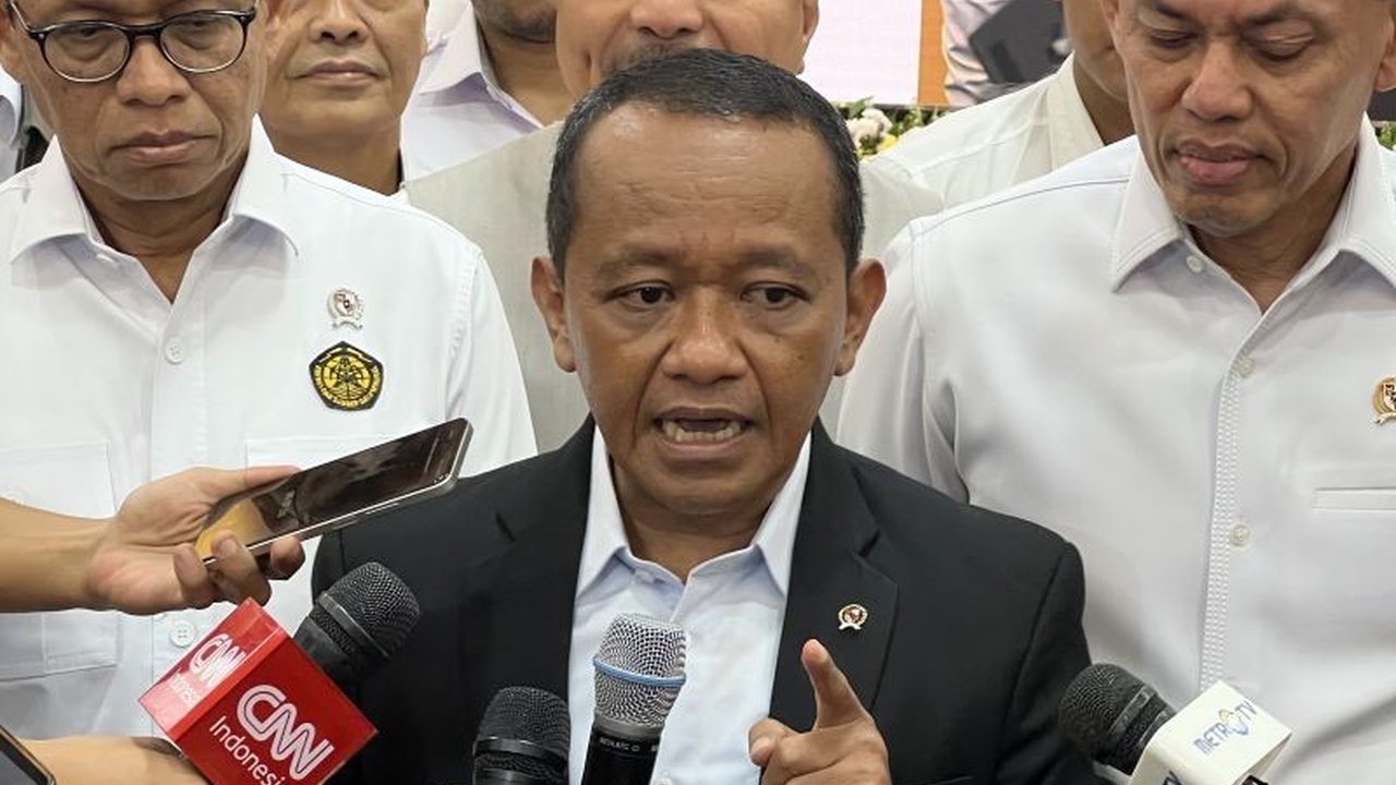 Program implementasi B40 menunjukkan progres signifikan, mencapai lebih dari 50% target di semester I 2025, membawa potensi penghematan devisa triliunan rupiah dan peningkatan nilai tambah CPO.