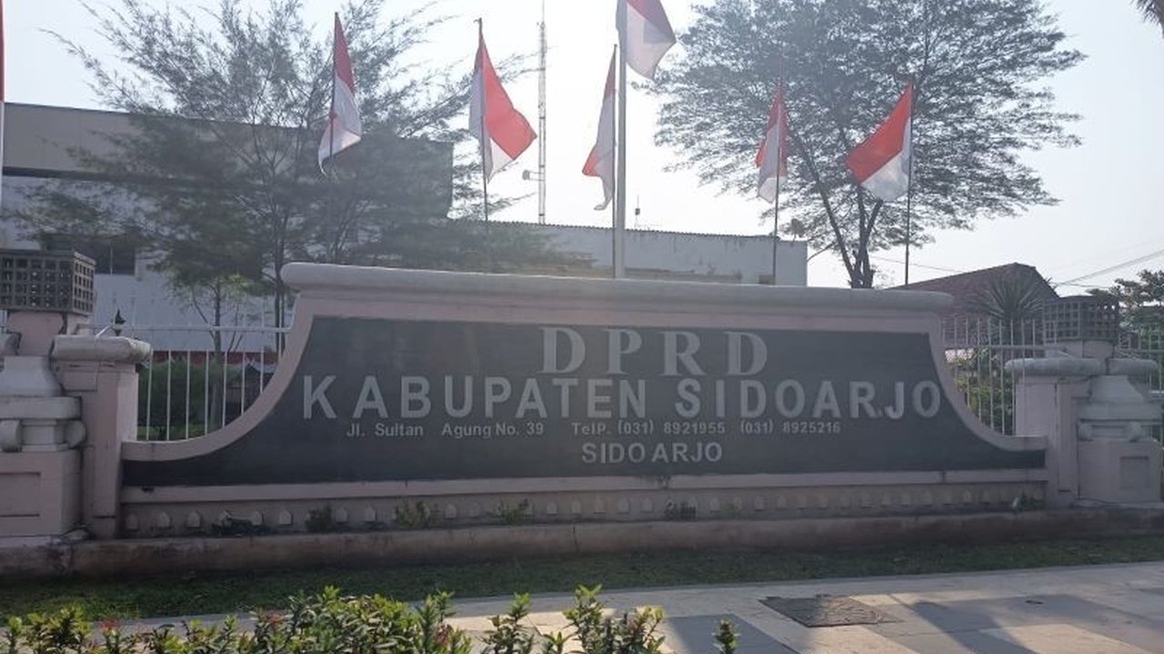 Sorotan tajam DPRD Sidoarjo terhadap penurunan PAD Sidoarjo dari sektor retribusi sebesar Rp28 miliar memicu desakan agar Pemkab segera bertindak. Apa langkah strategis yang akan diambil?