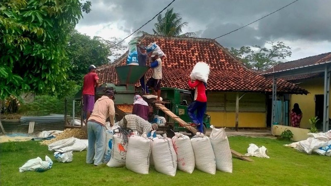 Pemprov Lampung meluncurkan Program Desaku Maju sebagai langkah strategis untuk mengurangi kemiskinan di desa, dengan fokus pada pembangunan ekonomi berkelanjutan.