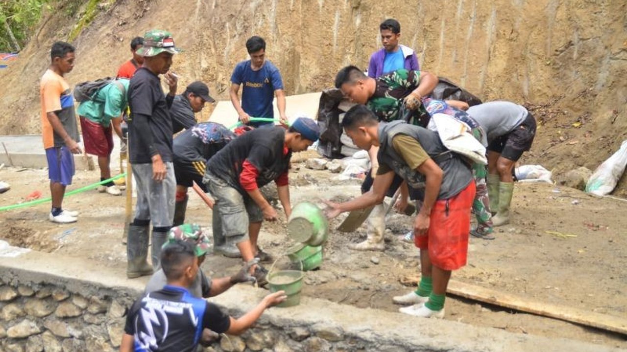 Satgas TMMD Kodim Manado bersama masyarakat bersinergi membangun jalan rabat beton di Kelurahan Bengkol, Manado, demi aksesibilitas dan ekonomi warga. Simak selengkapnya!