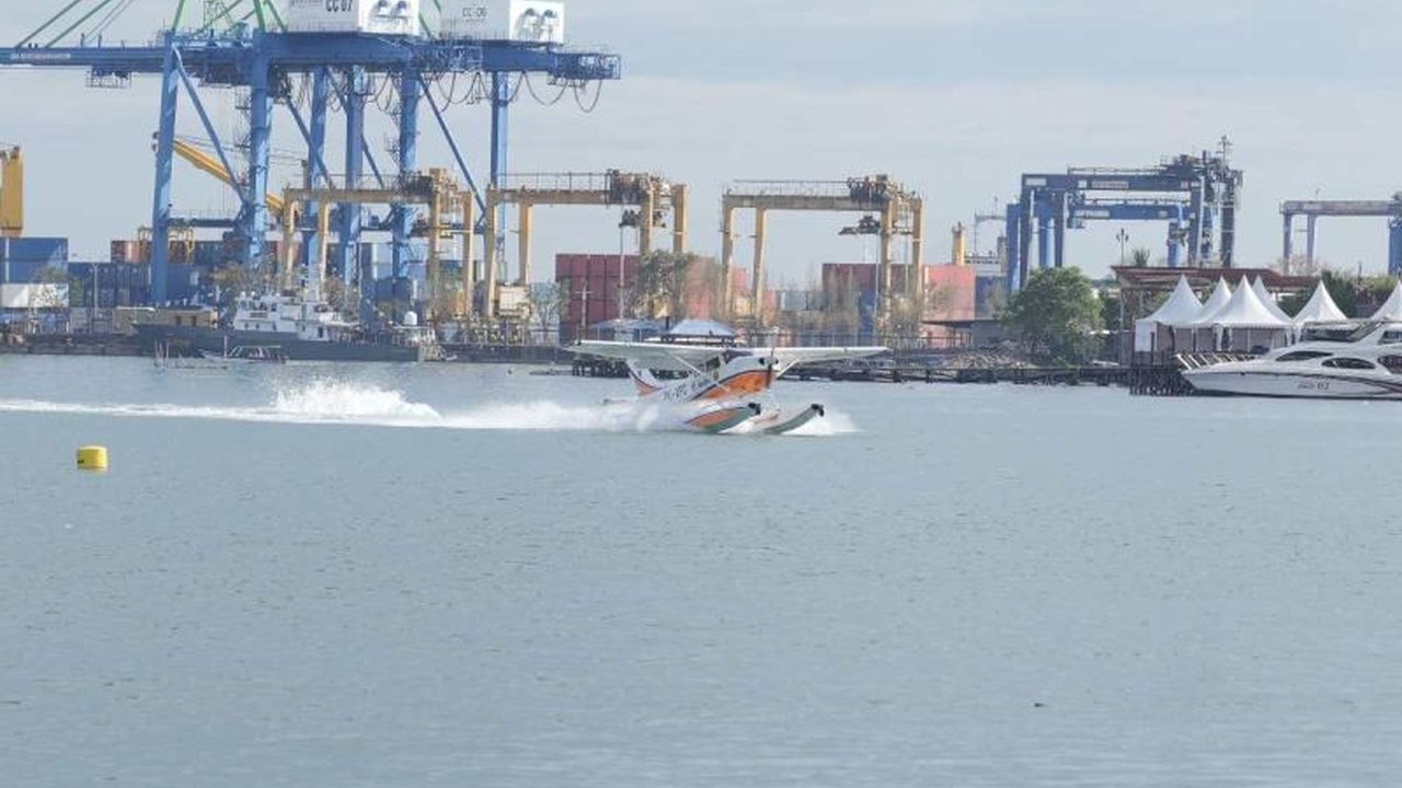 Menteri Perhubungan Dudy Purwagandhi meluncurkan pesawat amfibi di Makassar. Inovasi ini diharapkan menjadi solusi cepat akses antarwilayah pesisir Sulsel. Bagaimana dampaknya?