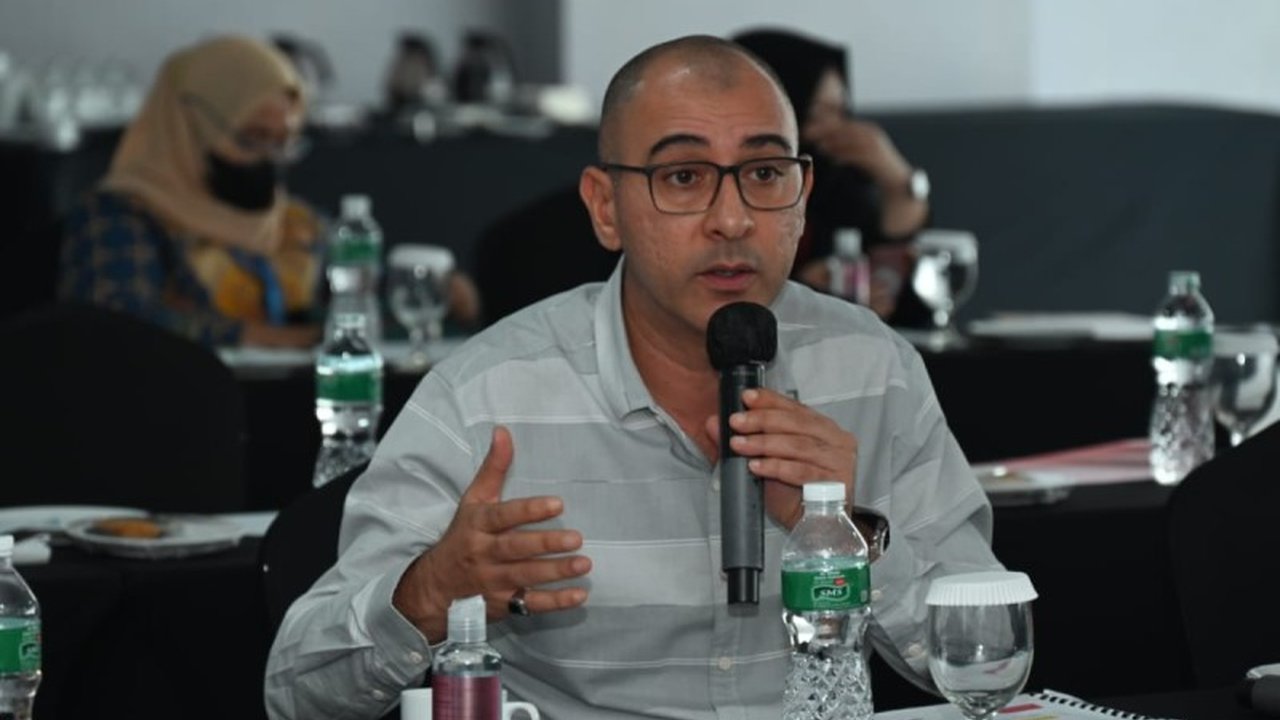 Anggota DPR RI mendesak pemerintah atasi tumpukan gula pasir senilai ratusan miliar di gudang Jawa Timur, memicu kekhawatiran petani tebu. Apa penyebabnya?