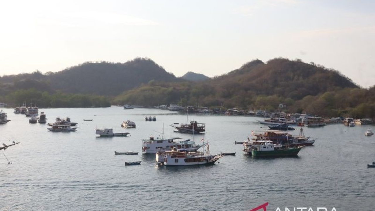 BMKG mengimbau warga pesisir Manggarai Barat waspadai potensi pasang laut tinggi akibat fenomena bulan purnama yang dapat mengganggu aktivitas dan membahayakan.