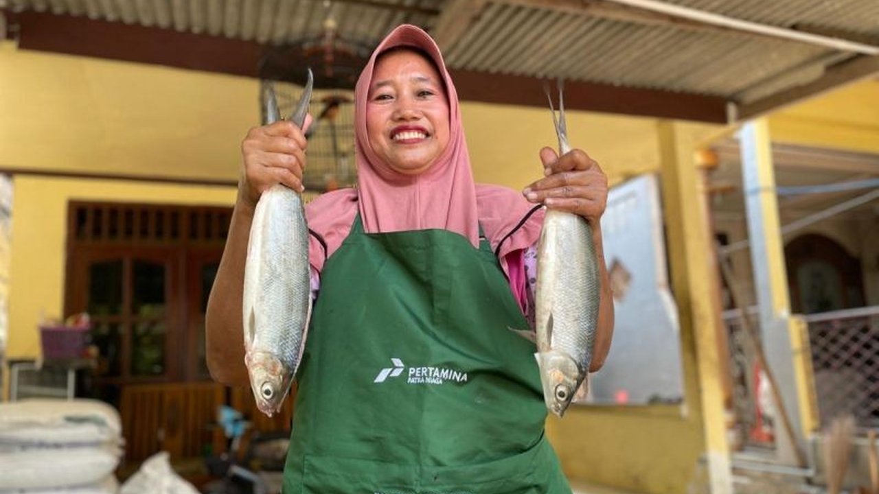 Pertamina Patra Niaga melalui AFT Juanda berkomitmen mendukung UKM KUCARI di Sidoarjo, Jawa Timur, yang fokus pada pengelolaan ikan bandeng berkelanjutan. Simak dampak positifnya!