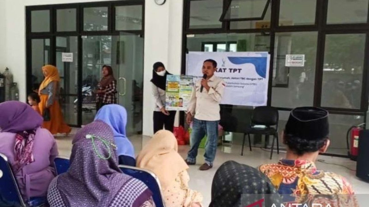Dinas Kesehatan Sampang mencatat 828 kasus TBC hingga Juli 2025. Angka Kasus TBC Sampang ini menurun dari tahun sebelumnya. Bagaimana upaya penanganan dan pencegahannya?