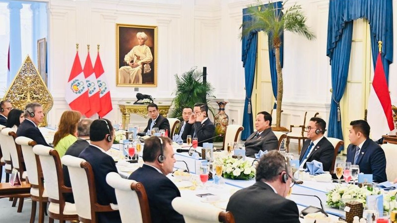 Intip menu spesial 'Diplomasi Kuliner' di Istana Merdeka! Presiden Prabowo Subianto menjamu Presiden Peru Dina Boluarte dengan hidangan Nusantara yang memikat.