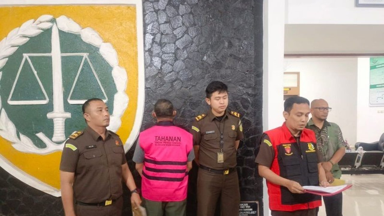 Mantan Wali Nagari Panti, Yefrialdi, resmi ditahan Kejaksaan Negeri Pasaman atas dugaan korupsi dana desa. Kasus ini melibatkan kerugian negara ratusan juta rupiah.