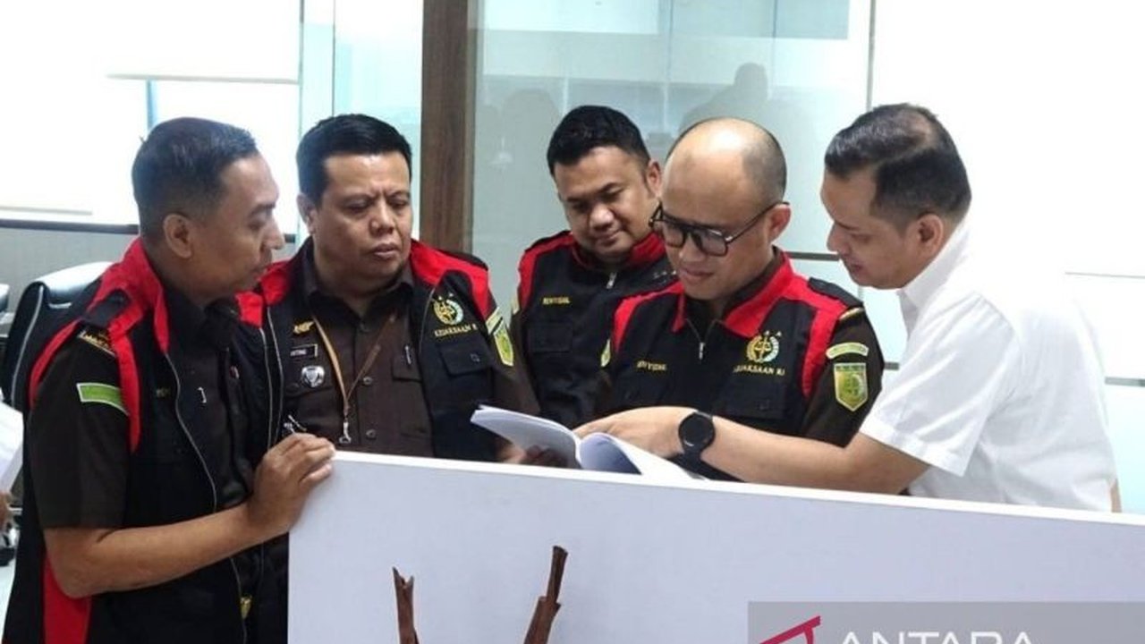 Kejaksaan Tinggi Sumatera Utara menggeledah kantor PT Pelindo Belawan terkait dugaan korupsi Pelindo dalam pengadaan dua kapal tunda senilai Rp135 miliar yang hingga kini tak berfungsi. Siapa dalangnya?