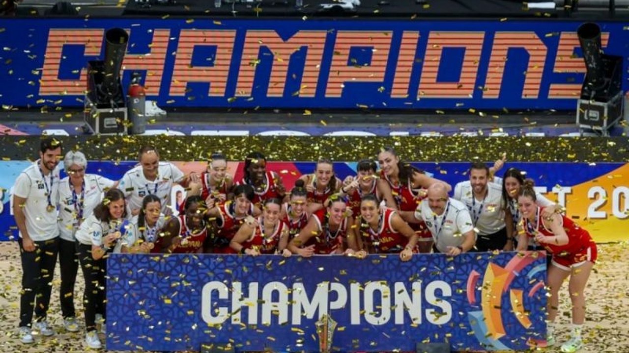 Timnas putri Spanyol sukses mengukir sejarah dengan meraih gelar ke-10 FIBA U-20 Women's EuroBasket 2025. Bagaimana mereka mendominasi turnamen ini?