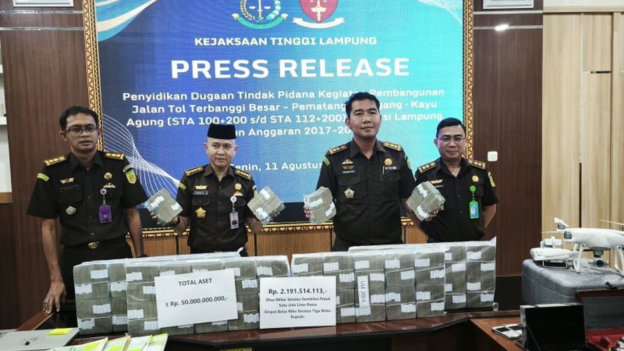 Kejaksaan Tinggi Lampung kembali menetapkan tersangka korupsi Jalan Tol Lampung, menjadikan total tiga orang. Kasus ini merugikan negara puluhan miliar rupiah.
