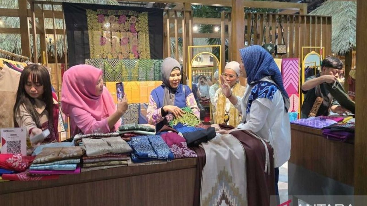 Pemerintah Provinsi Gorontalo semakin gencar mempromosikan Kain Karawo, sulaman khas daerah, untuk menembus pasar global. Akankah warisan budaya ini mendunia?