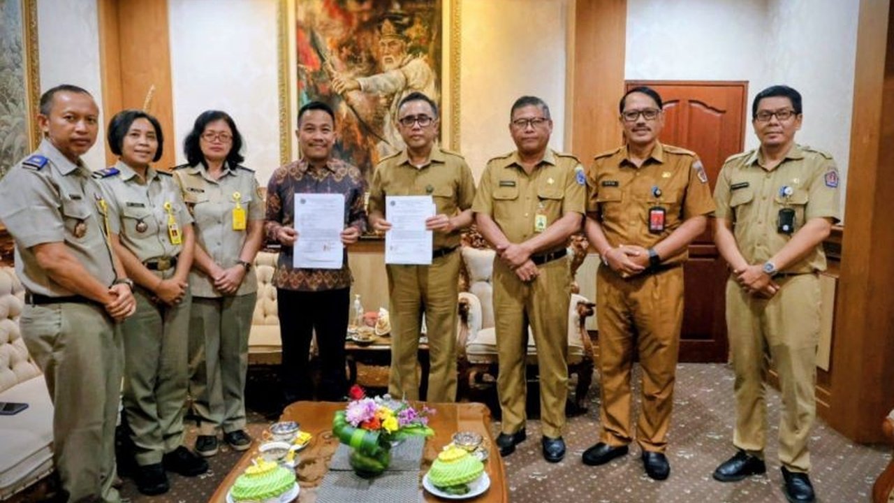 Badan Pertanahan Nasional (BPN) Denpasar resmi menyerahkan 120 bidang aset tanah Pemkot Denpasar, hasil konsolidasi sejak 1982. Penyerahan ini diharapkan memperkuat layanan publik, termasuk penanganan sampah.