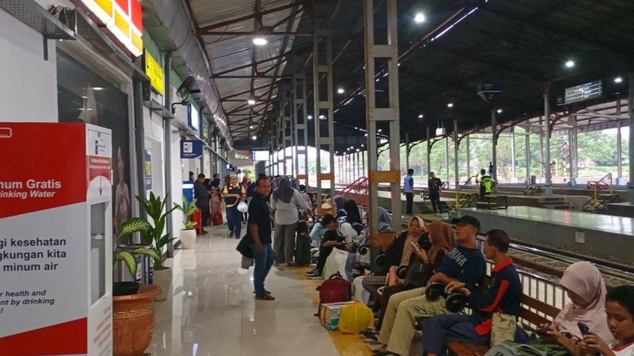 Jumlah penumpang kereta api Daop 7 Madiun mencatat kenaikan signifikan 10% pada Juli 2025, menunjukkan tren positif moda transportasi KA di tengah masyarakat.