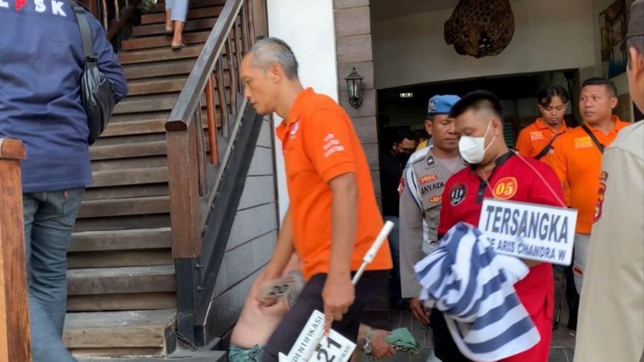 Rekonstruksi kasus kematian Brigadir MN mengungkap fakta baru, termasuk peran cincin batu akik milik Ipda Haris dan cara kematian korban yang dipiting. Kasus semakin jelas.