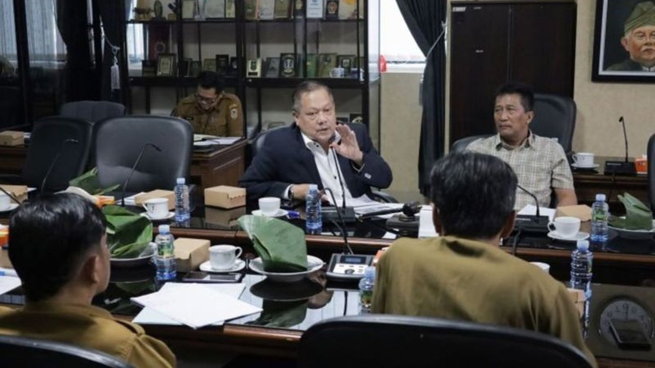 DPRD dan Disnakertrans Kalsel bersinergi mencari solusi inovatif untuk menekan angka pengangguran yang mencapai 88.000 jiwa, demi dorong pertumbuhan ekonomi daerah.