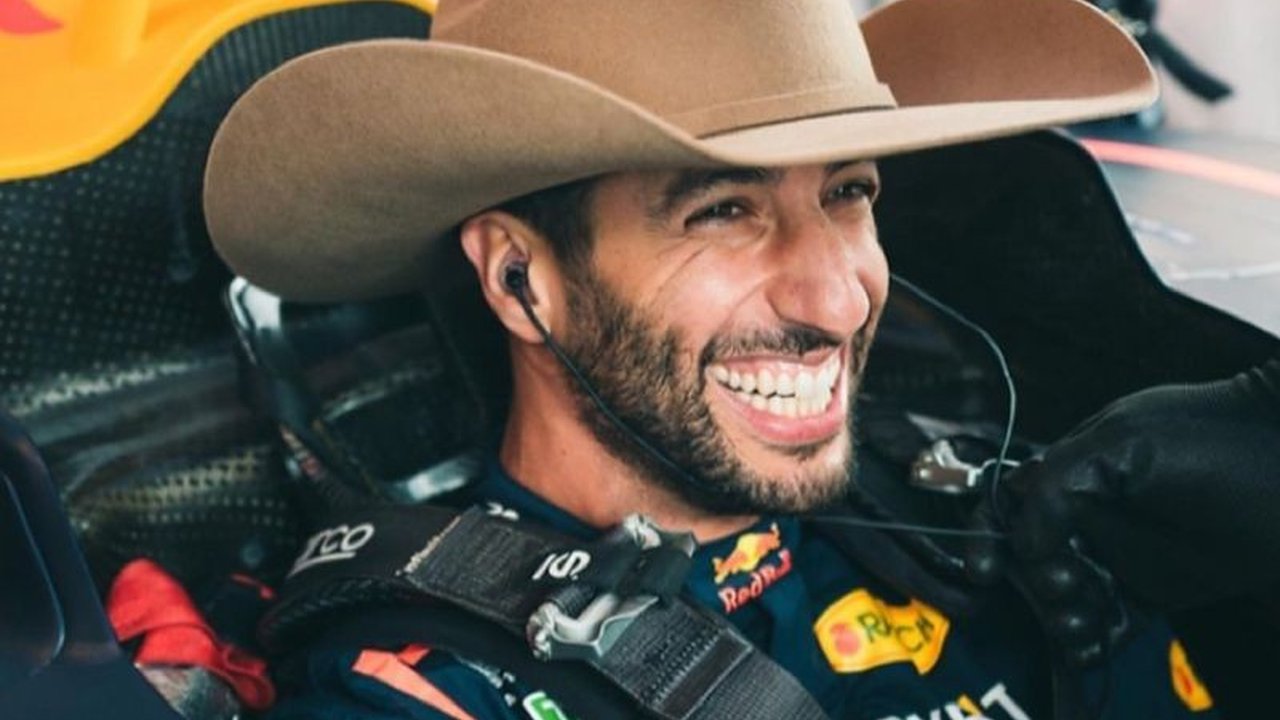 Setelah meninggalkan Formula 1, Daniel Ricciardo kini mengungkapkan kehidupan barunya yang penuh ketenangan dan refleksi diri, jauh dari hiruk pikuk sirkuit. Penasaran bagaimana Kehidupan Daniel Ricciardo Pasca F1?