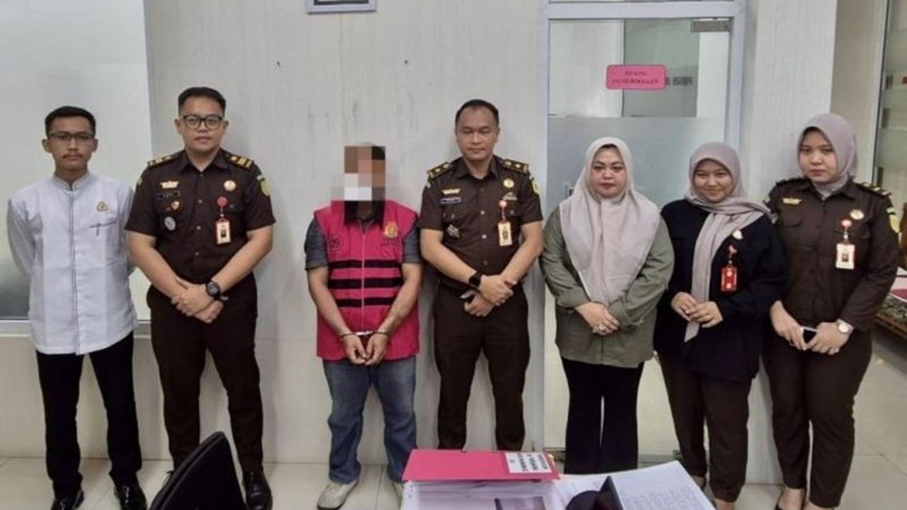 Kejaksaan Negeri Tapin menahan pelaksana proyek jembatan yang merugikan negara Rp1,52 miliar. Simak detail dugaan korupsi proyek Jembatan Tarungin-Asam Randah.