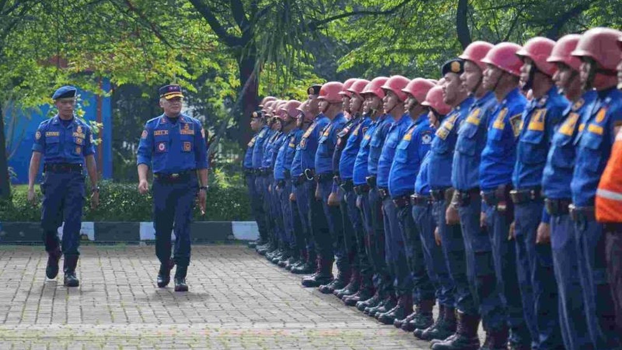 Pemerintah Provinsi DKI Jakarta membuka 1.000 lowongan Damkar DKI untuk memperkuat layanan darurat. Simak persyaratan dan jadwal lengkap pendaftarannya di sini!
