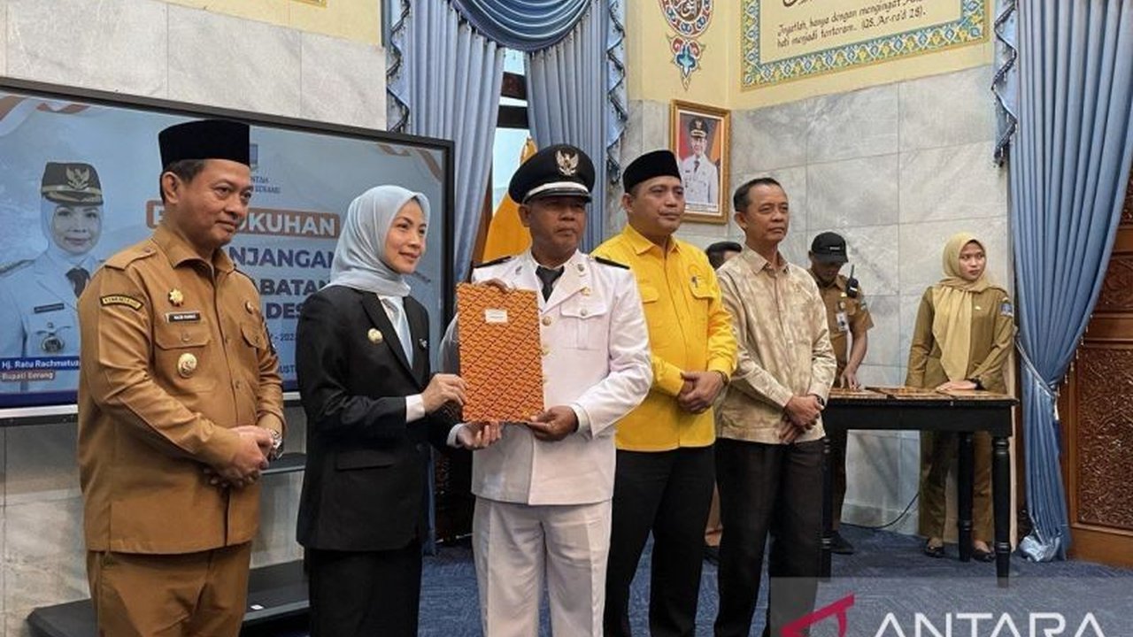 Sebanyak 25 kepala desa di Kabupaten Serang kembali aktif bertugas setelah mendapatkan perpanjangan masa jabatan kades dua tahun. Mengapa kebijakan ini penting bagi mereka?