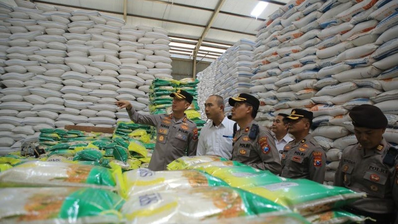 Polres Madiun mengawal ketat distribusi beras SPHP sebanyak 35,7 ton dari Bulog untuk warga Madiun melalui Gerakan Pangan Murah. Bagaimana pengawasan ketat ini menjamin ketersediaan pangan?