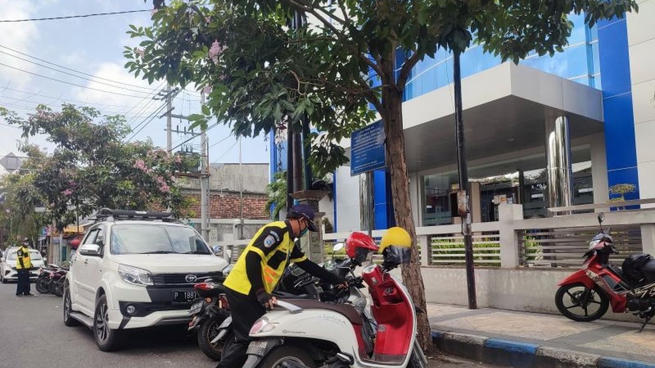 Realisasi PAD parkir Tulungagung masih rendah. Dinas Perhubungan Tulungagung optimistis penerapan kembali sistem parkir berlangganan pada September 2025 akan mendongkrak pendapatan daerah secara signifikan.