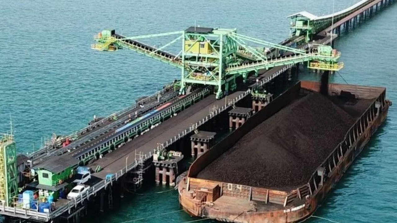 Aceh Jaya bersiap mengekspor 30 ribu metrik ton batu bara ke India melalui Pelabuhan Calang. Langkah strategis ini menandai potensi besar daerah dalam pasar energi global dan peningkatan pendapatan daerah.