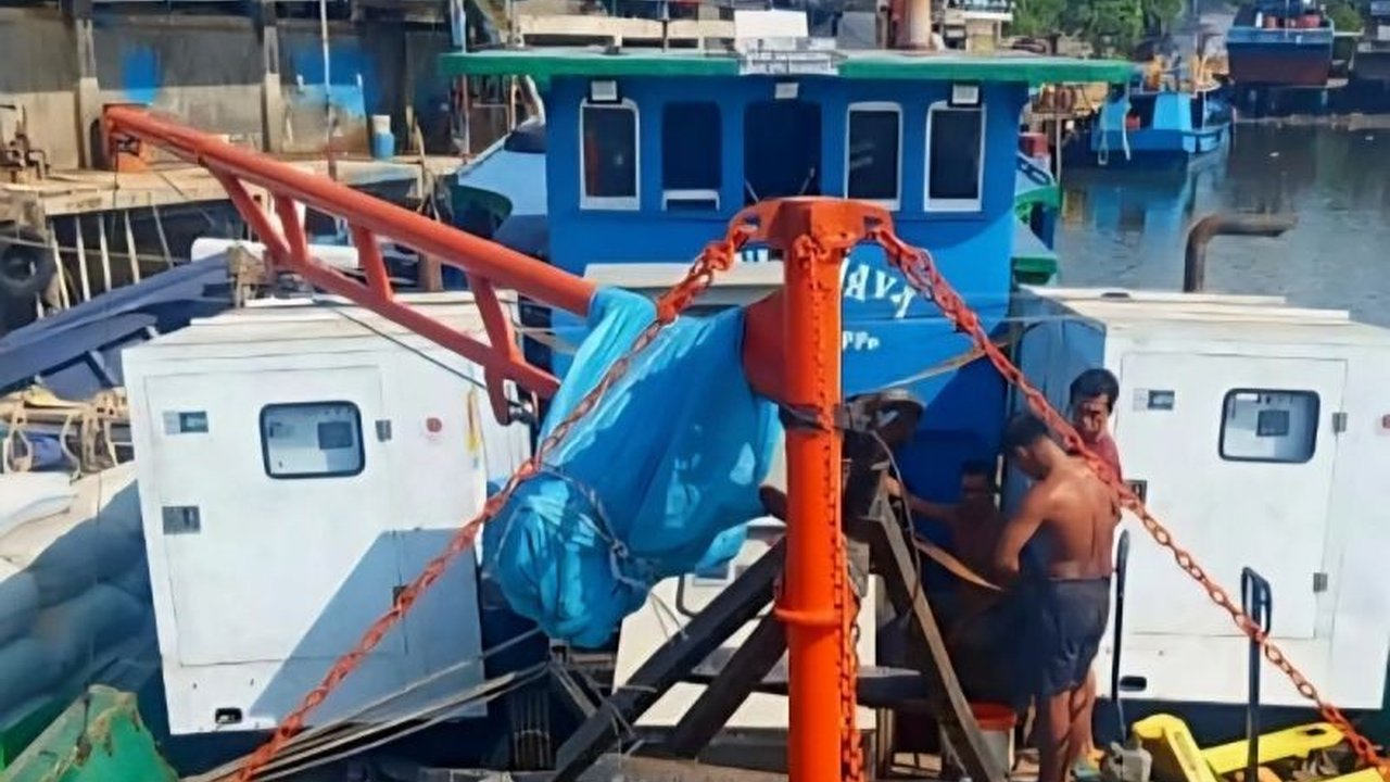 PT PLN mengirimkan tiga unit PLTD ke Pulau Serasan, Natuna, untuk mengatasi krisis listrik parah. Akankah pasokan listrik di Pulau Serasan segera normal dan masyarakat dapat beraktivitas kembali?