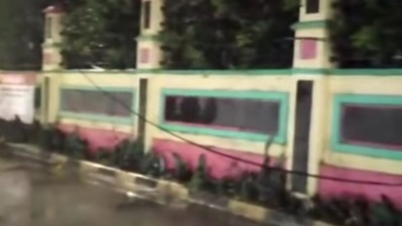 Wali Kota Jakarta Barat perintahkan penanganan cepat kabel menjuntai di Kalideres yang membahayakan. Simak langkah pemkot dan cara lapor warga.