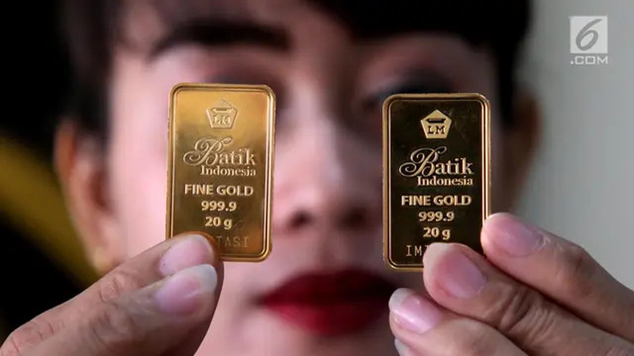Petugas menunjukkan emas batangan di gerai Butik Emas Antam di Jakarta, Jumat (5/10). Harga emas PT Aneka Tambang Tbk atau Antam naik Rp 1.000 menjadi Rp 666 ribu per gram pada perdagangan ha