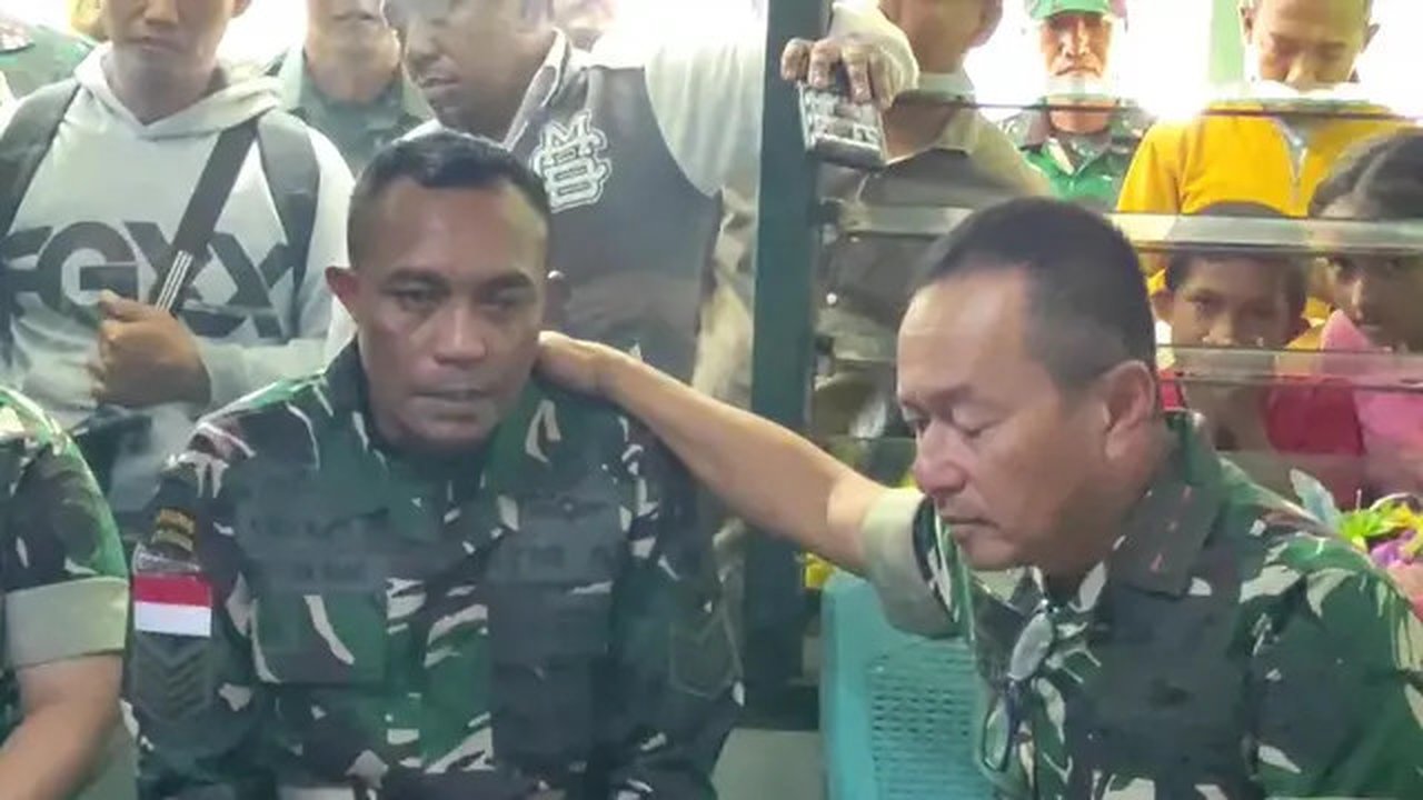 Pangdam IX/Udayana Mayjen TNI Piek Budyakto dan Serma Christian Namo