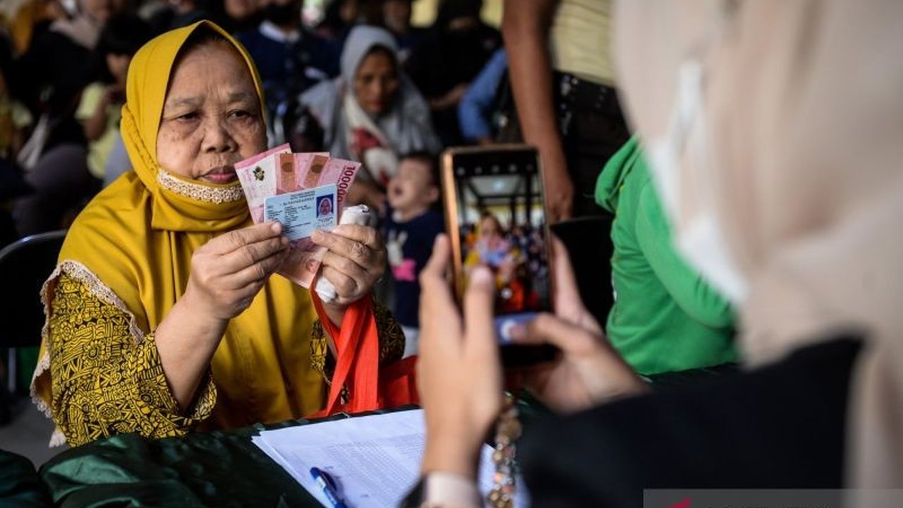 Kementerian Sosial menghentikan pemotongan bantuan sosial bagi 55 ribu penerima yang tidak memenuhi syarat. Simak upaya pemerintah memastikan bansos tepat sasaran.