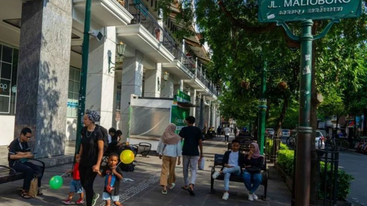 Pemerintah Kota Yogyakarta tengah menyiapkan langkah Penertiban Pengamen Malioboro menjelang Hari Jadi Kota Yogyakarta. Bagaimana nasib para pengamen dan kenyamanan wisatawan?