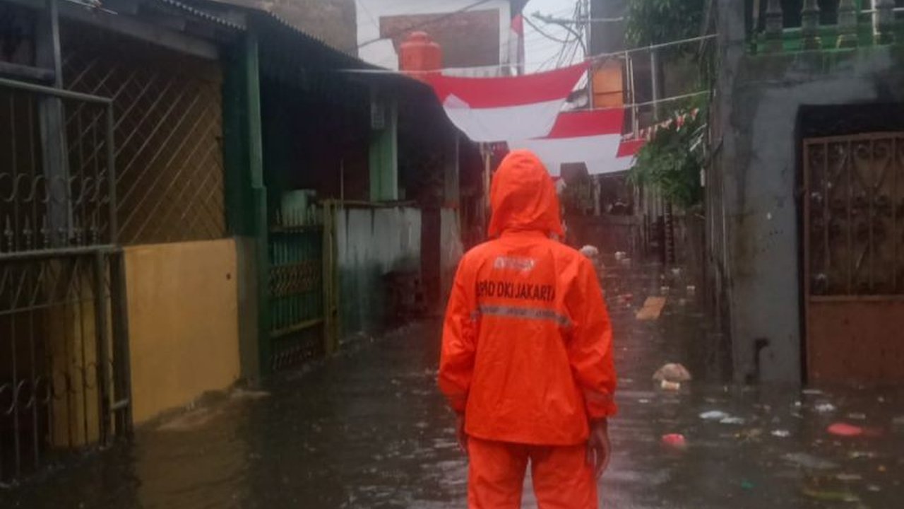 BPBD DKI Jakarta melaporkan tiga ruas jalan dan satu RT di Jakarta Barat masih terendam banjir Jakarta setelah hujan deras. Apa penyebab dan bagaimana penanganannya?