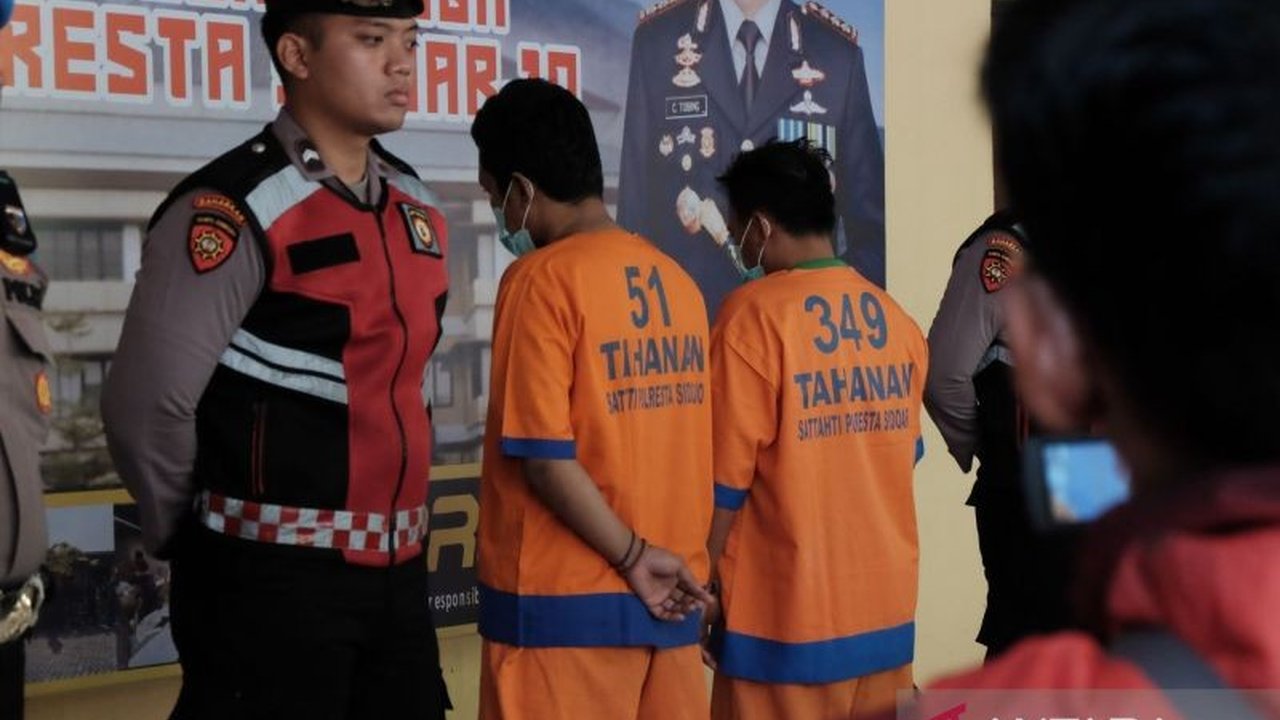Polres Sidoarjo berhasil meringkus dua pengedar sabu dalam dua kasus terpisah, salah satunya residivis. Total 226,36 gram sabu diamankan, menyelamatkan ratusan jiwa.