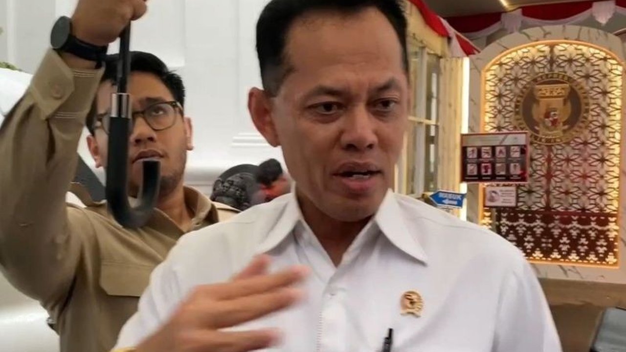 Presiden Prabowo Subianto memanggil Kepala BPPIK Aris Marsudiyanto untuk membahas reformasi birokrasi yang berbelit dan mundurnya Dirut PT Agrinas Pangan Nusantara. Apa saja instruksi Prabowo?