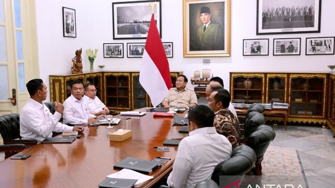 Presiden Prabowo memimpin rapat strategis membahas keamanan dan ketahanan pangan. Terungkap, Program Makan Bergizi Gratis telah menyalurkan Rp8,2 triliun, menjangkau jutaan penerima. Bagaimana detailnya?