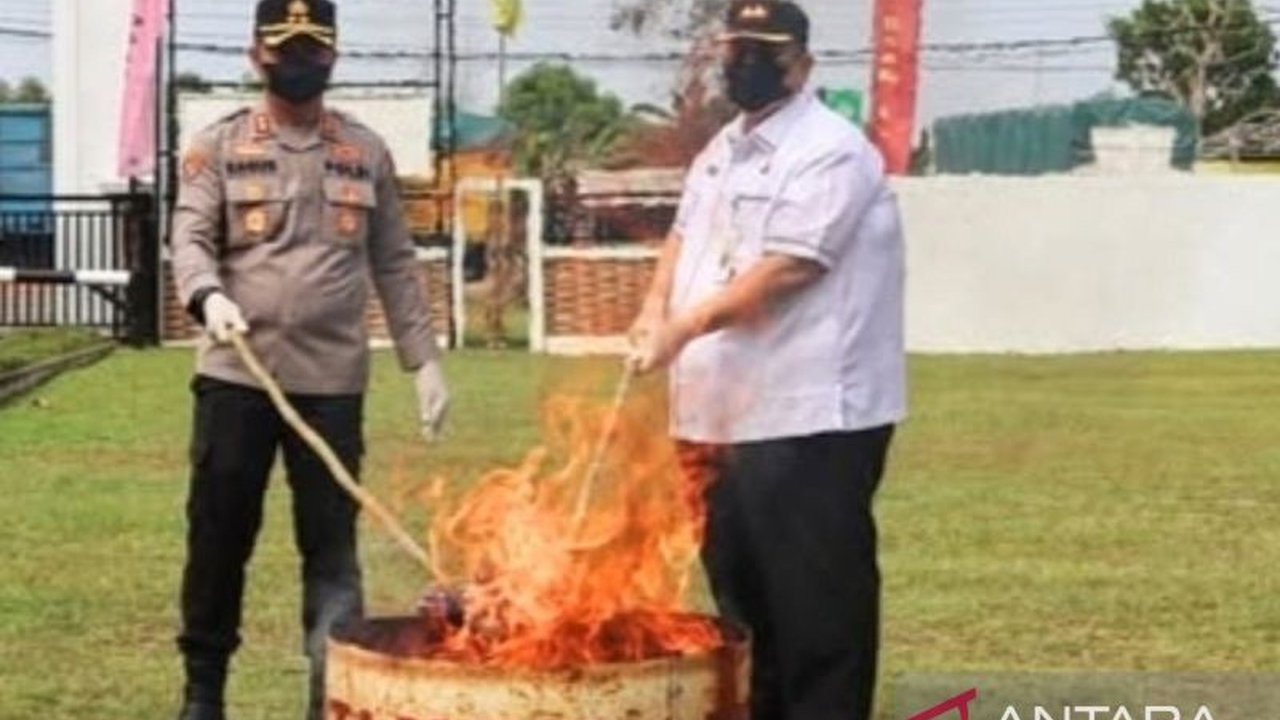 Kejaksaan Negeri Ogan Ilir (OI) telah melaksanakan pemusnahan barang bukti dari 48 perkara yang telah berkekuatan hukum tetap. Simak detail pemusnahan barang bukti Kejari OI dan jenisnya yang menarik perhatian publik.