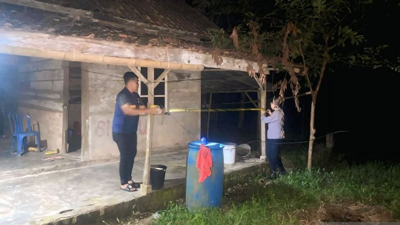 Polres OKU berhasil mengamankan tersangka kasus pembunuhan sadis di Desa Suka Maju. Terungkap, motif cemburu melatarbelakangi aksi keji ini.