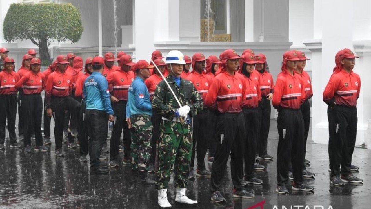 Calon Paskibraka dan personel upacara tetap fokus melaksanakan geladi kotor di Istana Merdeka, Jakarta, meski diguyur hujan deras jelang HUT ke-80 RI.