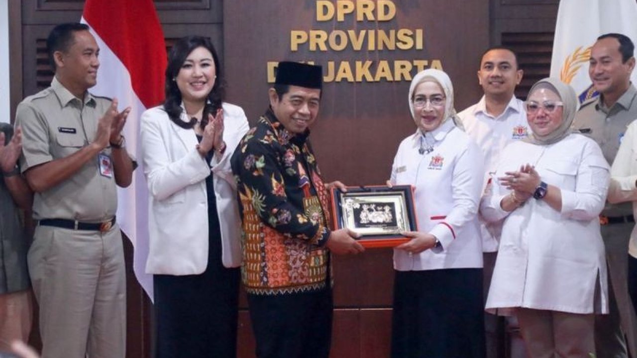 DPRD dan Kadin DKI Jakarta berkolaborasi erat mendukung pertumbuhan ekonomi, khususnya UMKM. Kolaborasi DPRD Kadin DKI ini diharapkan memperkuat kontribusi pajak daerah dan stabilitas ekonomi.